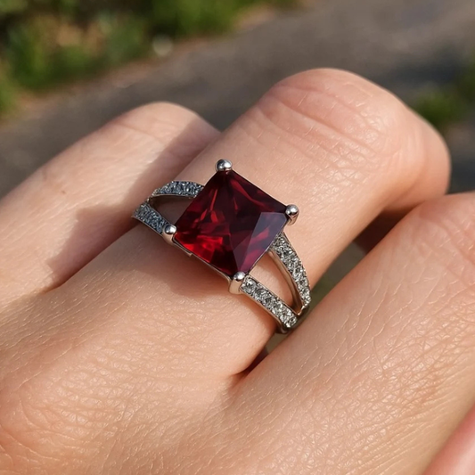 Pierścionek z Czerwonym Kamieniem