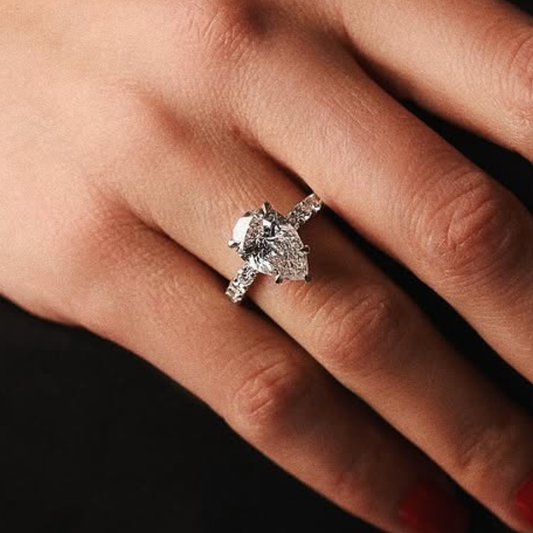 Pierścionek z Diamentem Gruszkowym